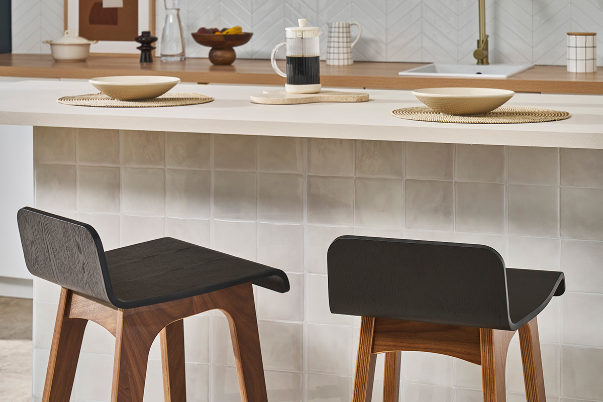 Chaise de bar scandinave noir et bois fonc H65 cm BALTIK