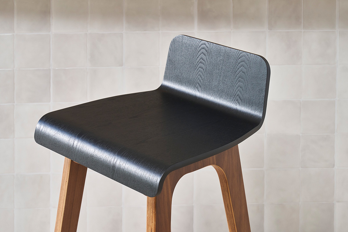 Chaise de bar scandinave noir et bois fonc H65 cm BALTIK