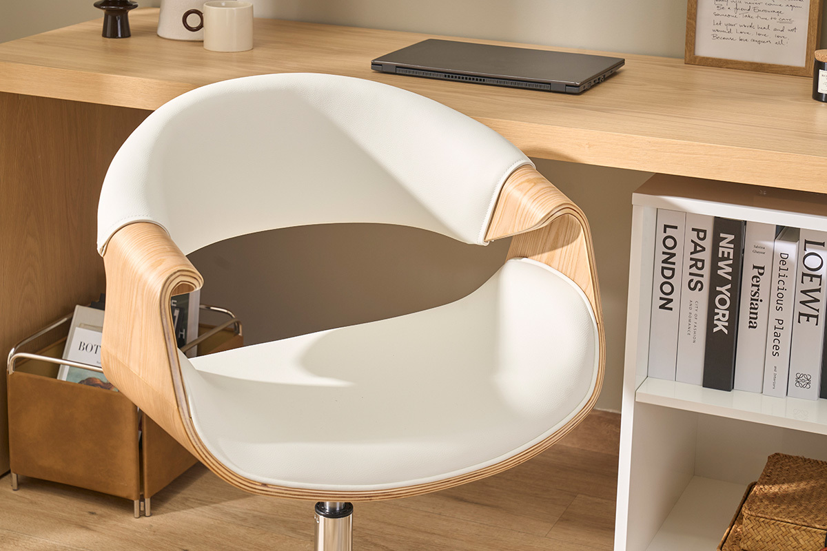 Chaise de bureau ARAMIS blanche et bois clair devant un bureau en bois.
