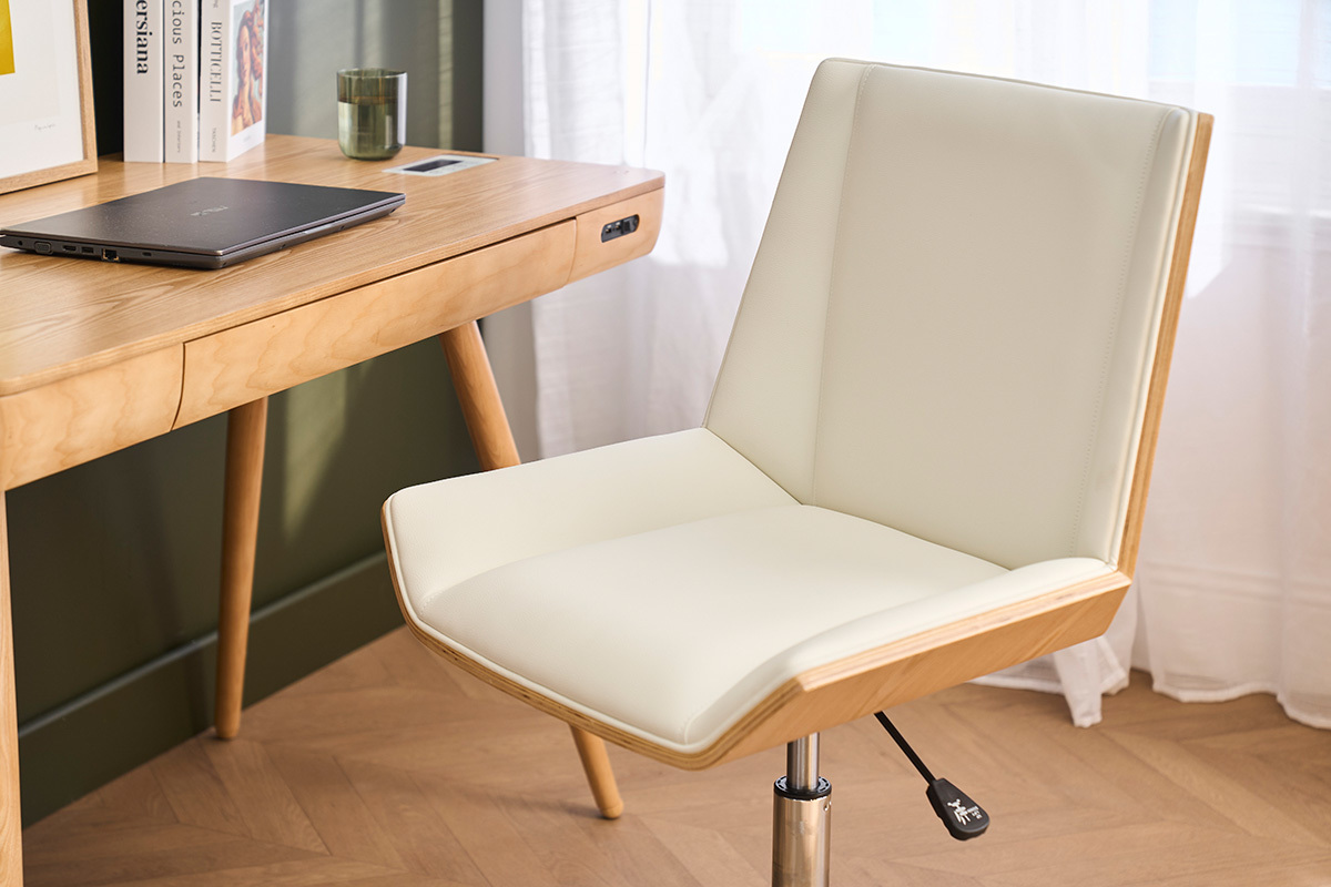 Chaise de bureau blanche MELKIOR devant un bureau en bois.