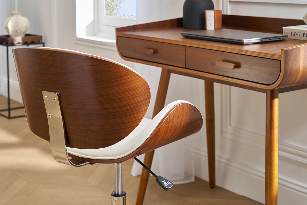 Chaise de bureau design en bois fonc et blanc, vue de dos, devant un bureau en bois.