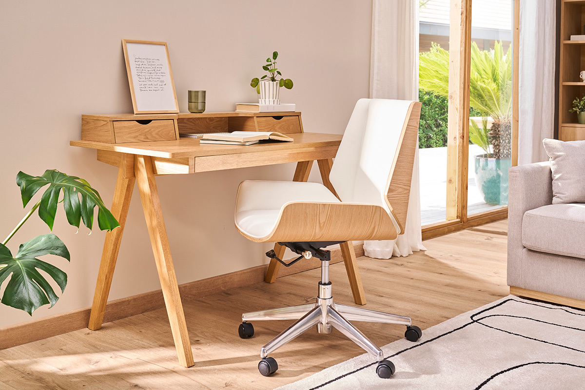 Chaise de bureau bois clair devant un bureau en bois clair, int�rieur moderne.