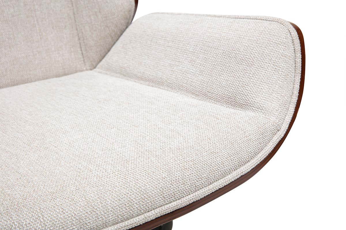 Gros plan sur l'assise incurv�e de la chaise de bureau en tissu beige textur�.