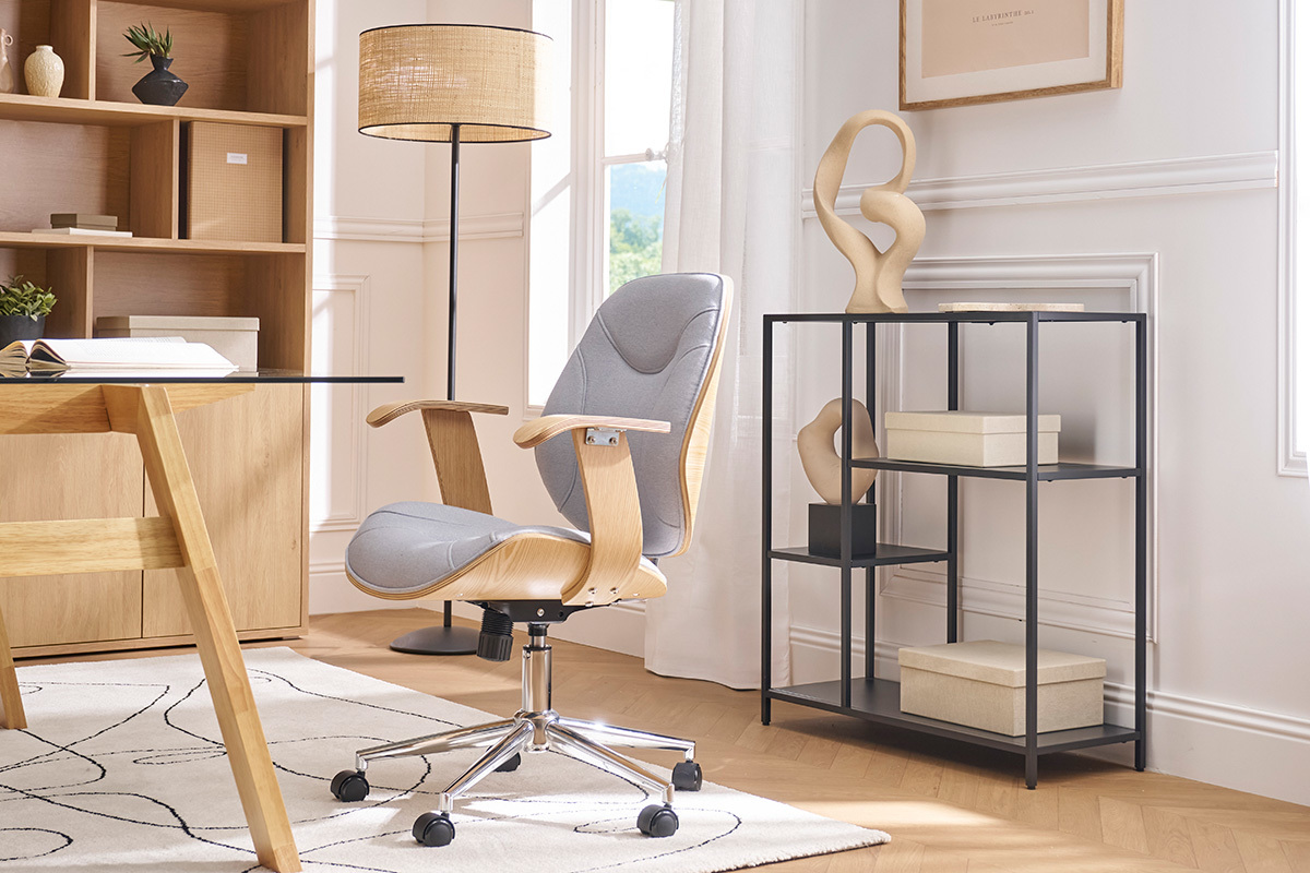 Chaise de bureau YORKE sur roulettes en tissu et bois dans un bureau moderne avec �tag�res.