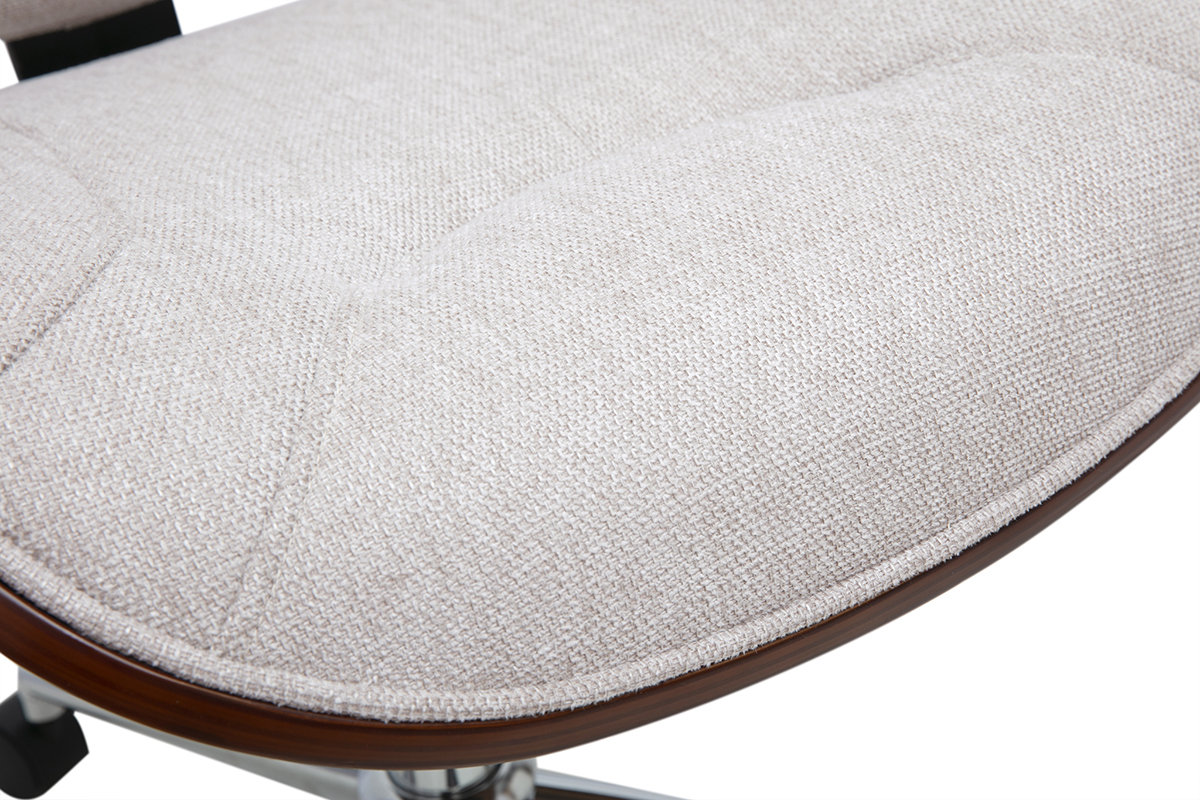 Gros plan sur l'assise de la chaise de bureau YORKE en tissu effet velours beige et bois fonc�.