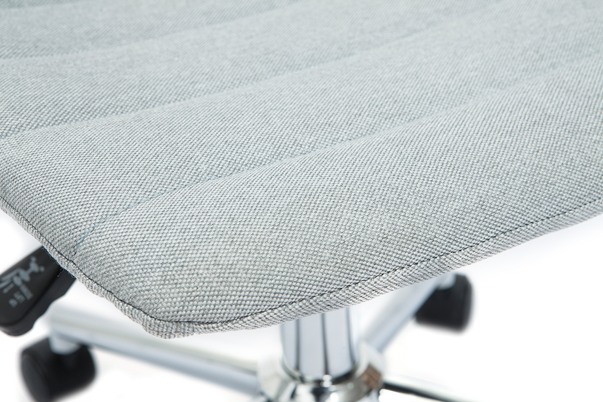 Chaise de bureau � roulettes design en tissu gris clair et acier chrom� SAURY