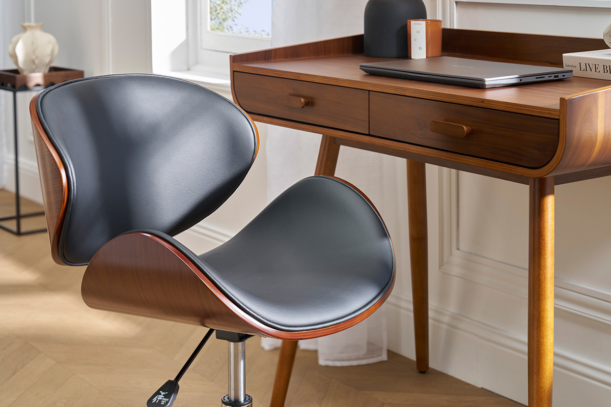 Chaise de bureau design noir et bois noyer prs d'un bureau en bois.