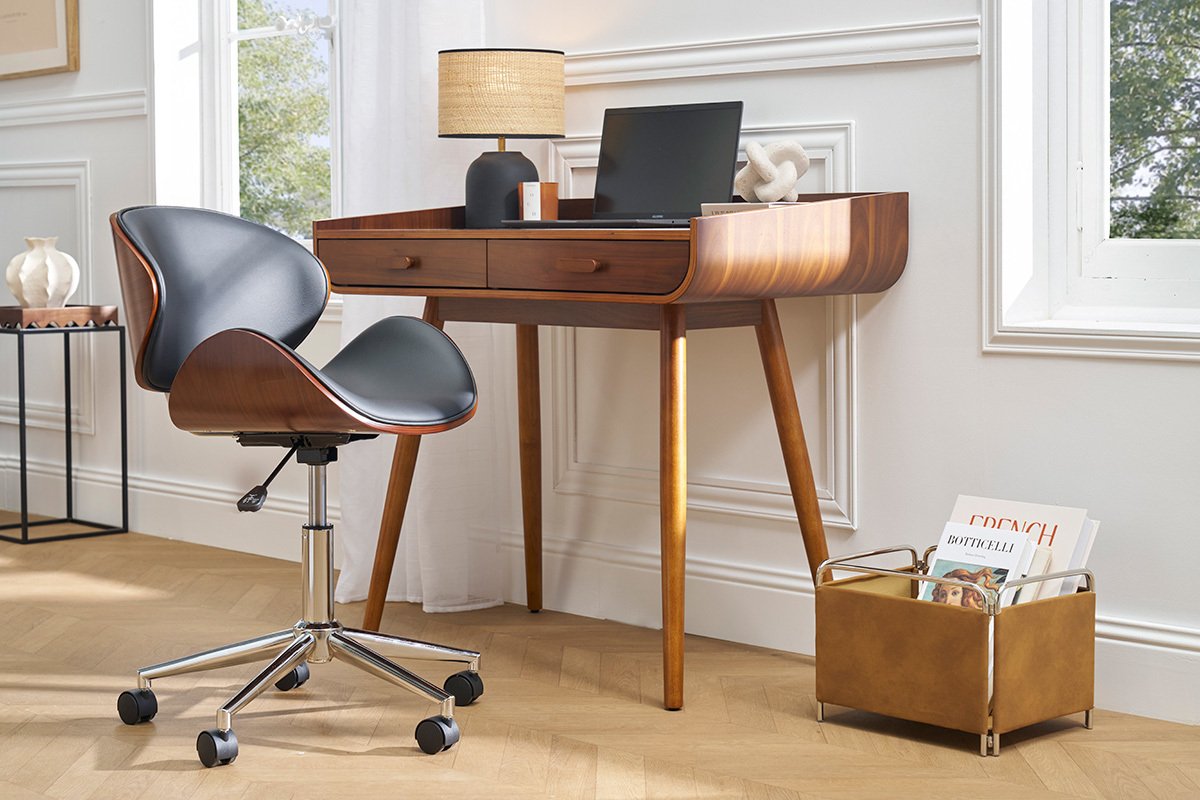 Chaise de bureau noire, bois noyer et acier chrom devant un bureau en bois.