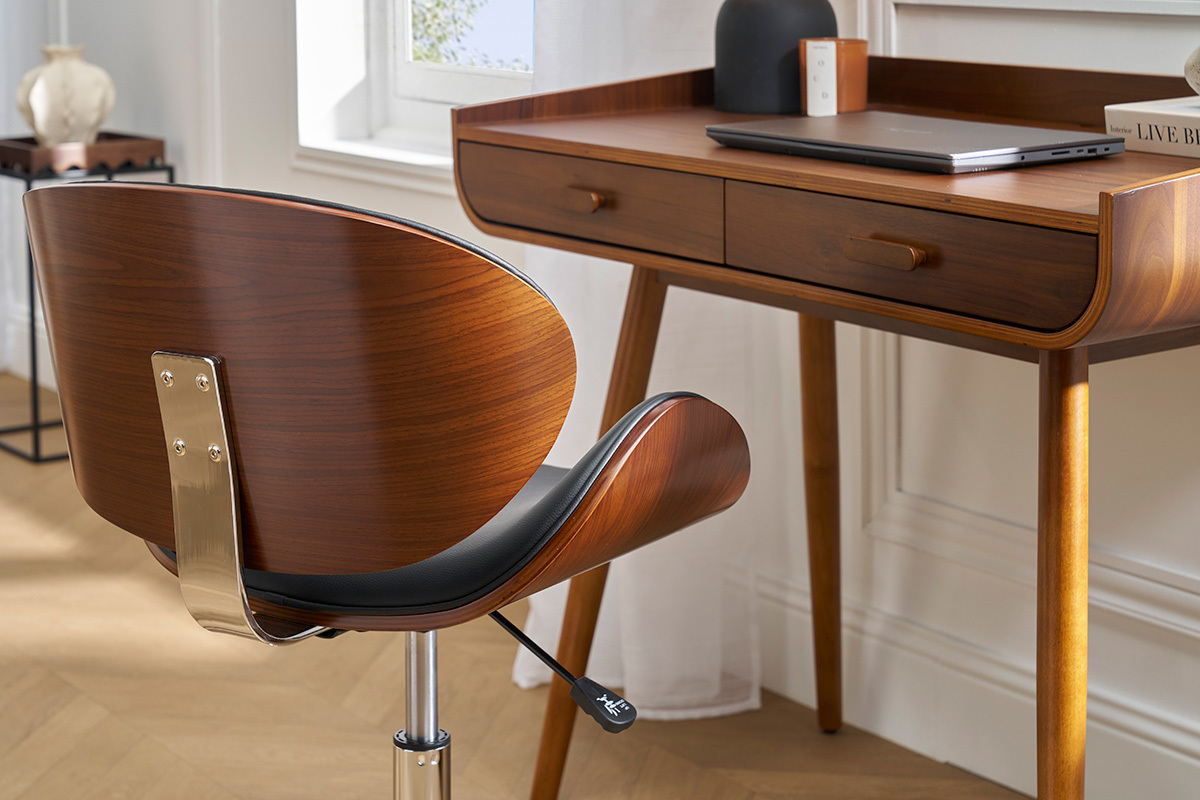 Chaise de bureau design noir et bois fonc noyer, vue arrire, prs d'un bureau.