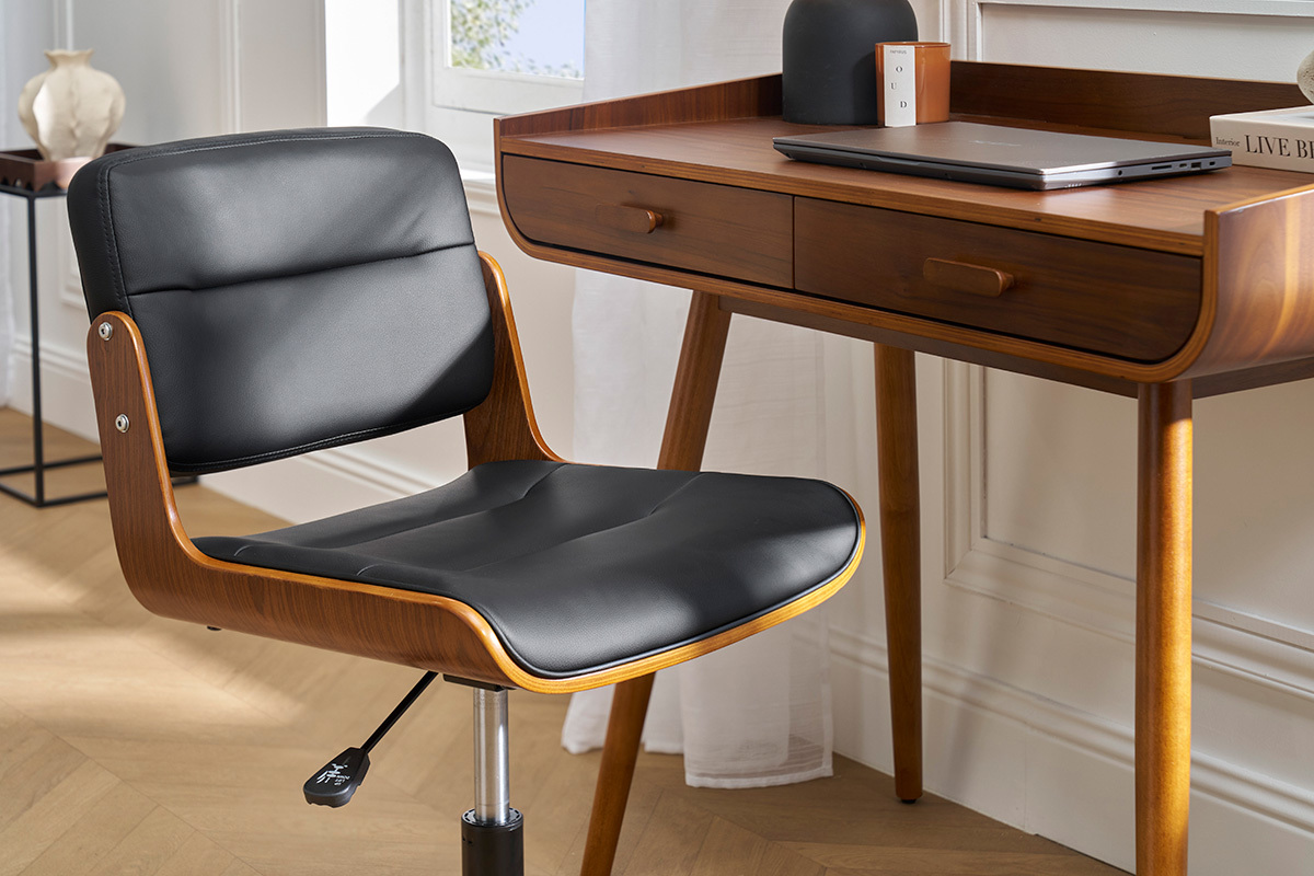 Chaise de bureau noire et bois fonc  ct d'un bureau assorti.