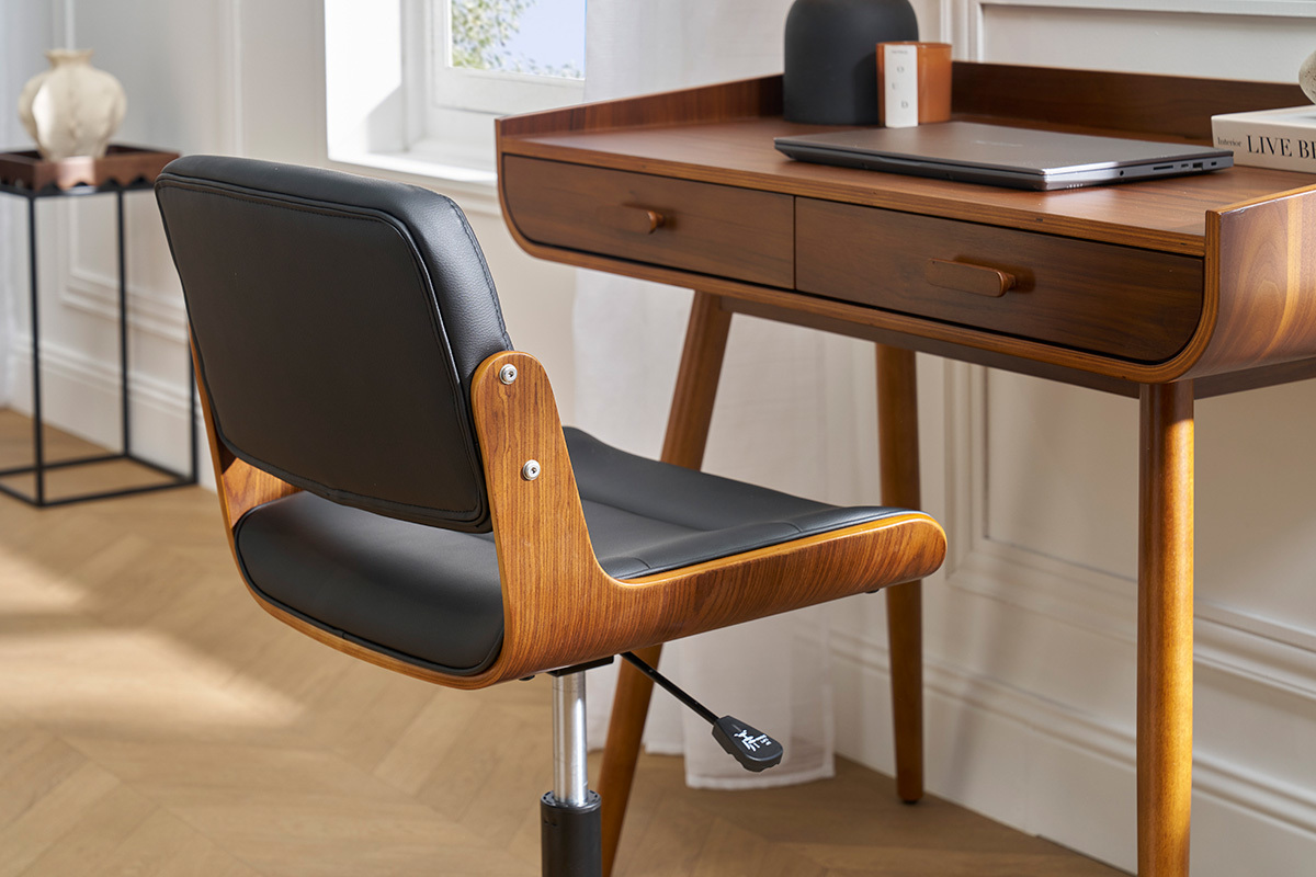 Chaise de bureau ARAMON en noir et bois, vue de profil  ct d'un bureau en bois fonc.