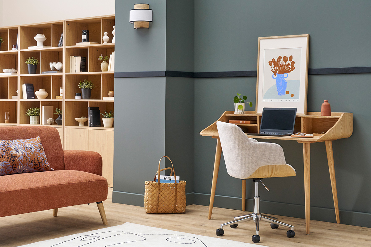 Chaise de bureau  roulettes en tissu chenille beige, bois clair et mtal chrom EARL