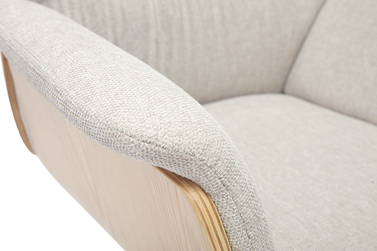 Gros plan sur l'accoudoir en tissu effet velours textur� beige et bois clair d'une chaise de bureau.