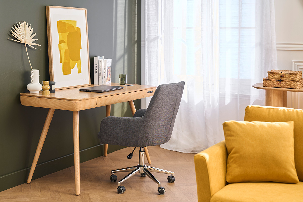 Chaise de bureau SHANA en tissu gris anthracite � roulettes, vue de dos, devant un bureau en bois.
