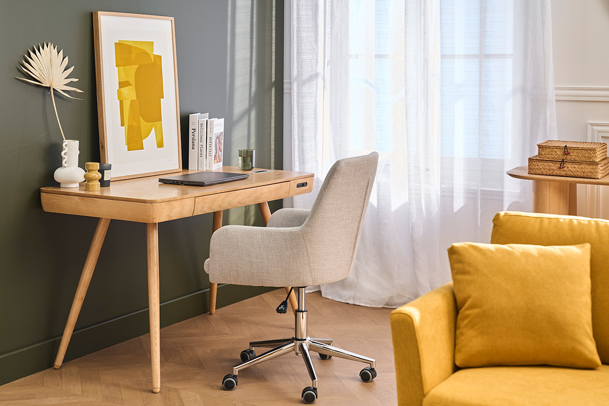 Chaise de bureau SHANA gris clair vue de dos pr�s d'un bureau en bois.