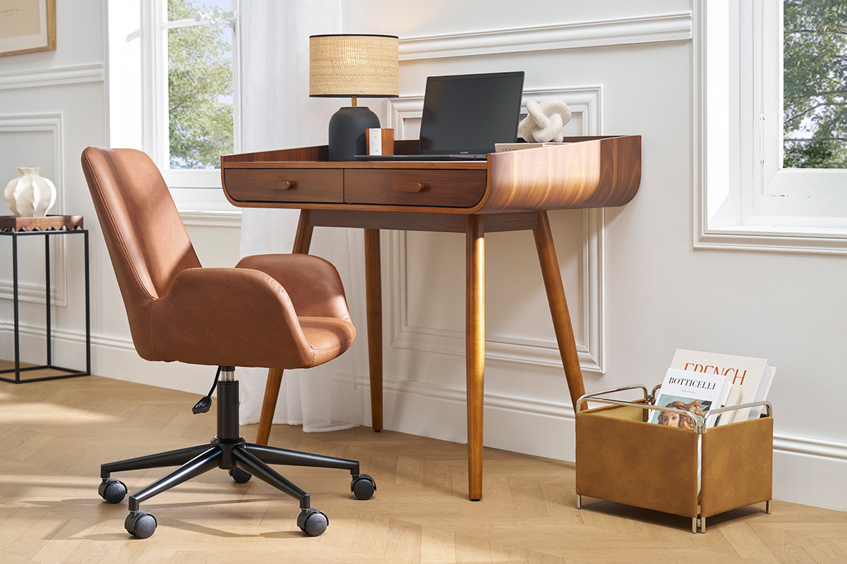 Chaise de bureau marron et mtal noir ALBAN, vue latrale, prs d'un bureau en bois.