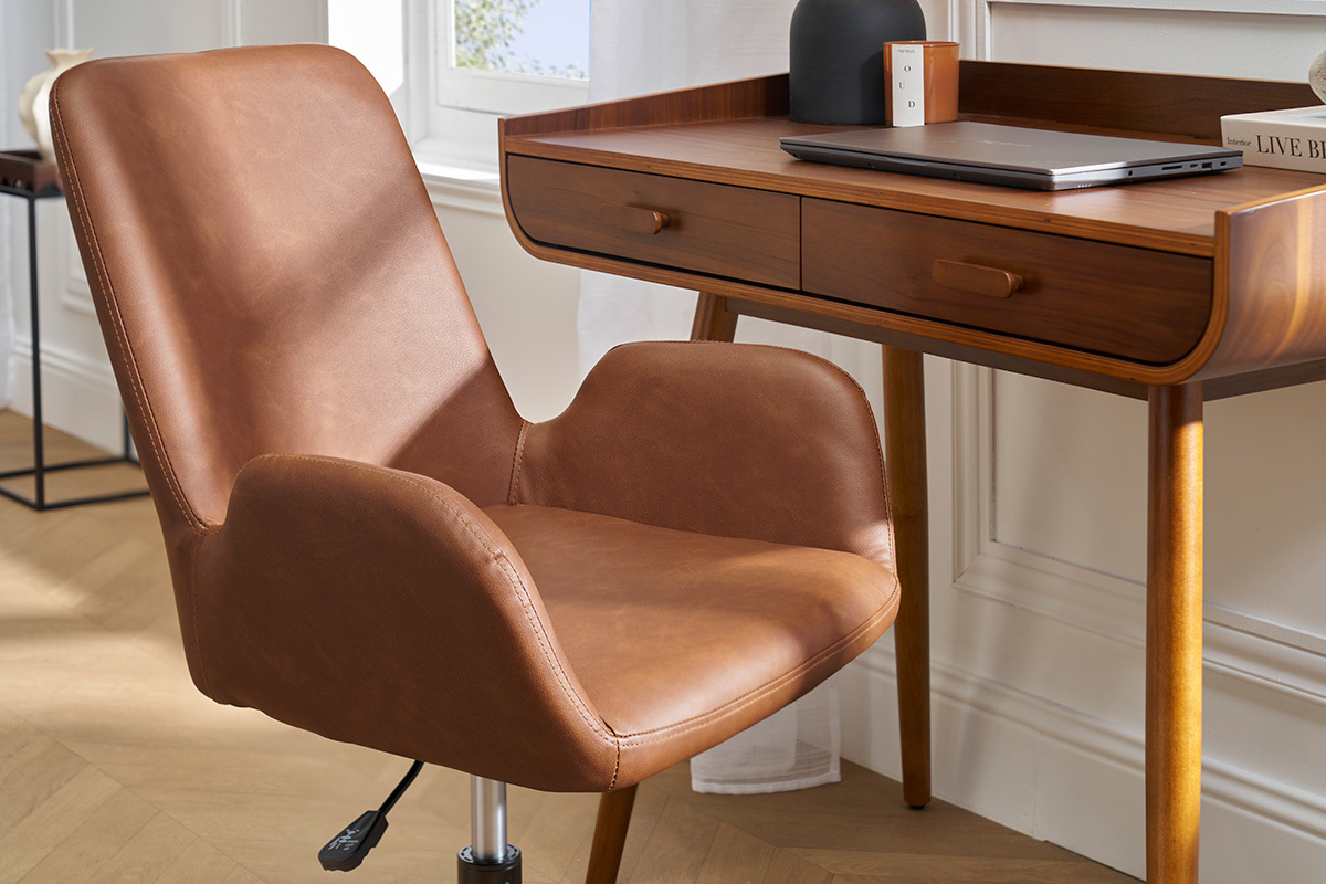 Chaise de bureau marron  roulettes ALBAN  ct d'un bureau en bois.
