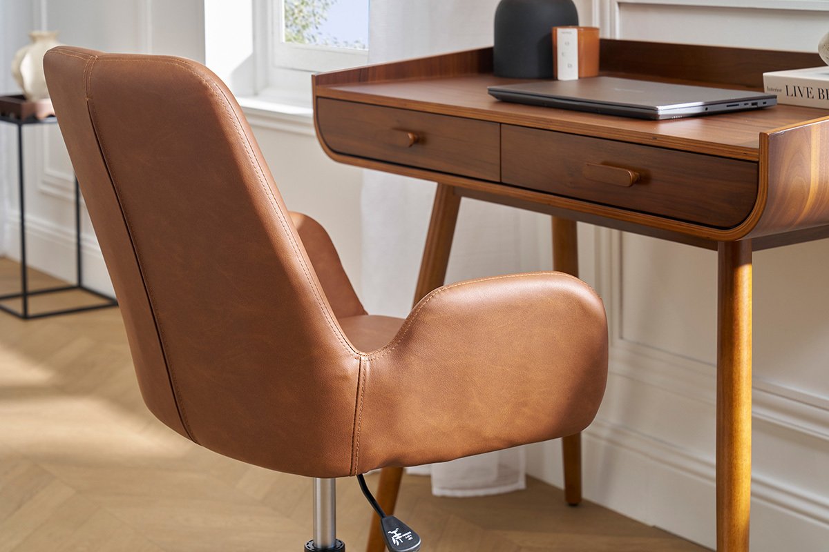 Chaise de bureau marron  roulettes vue de ct devant un bureau en bois.