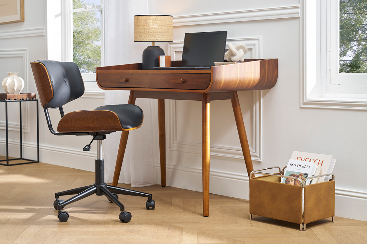 Chaise de bureau BASILE noire et bois fonc devant un bureau en bois.