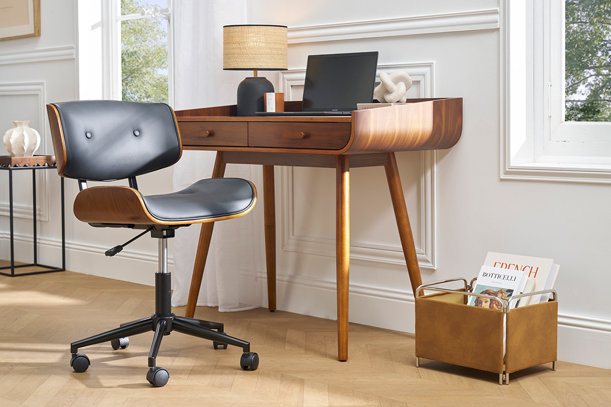 Chaise de bureau noire et bois fonc devant un bureau en bois avec objets dcoratifs.
