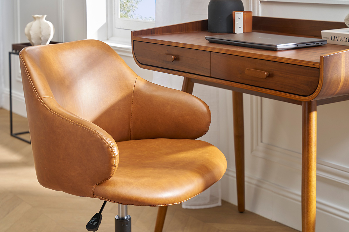 Chaise de bureau vintage marron devant un bureau en bois.