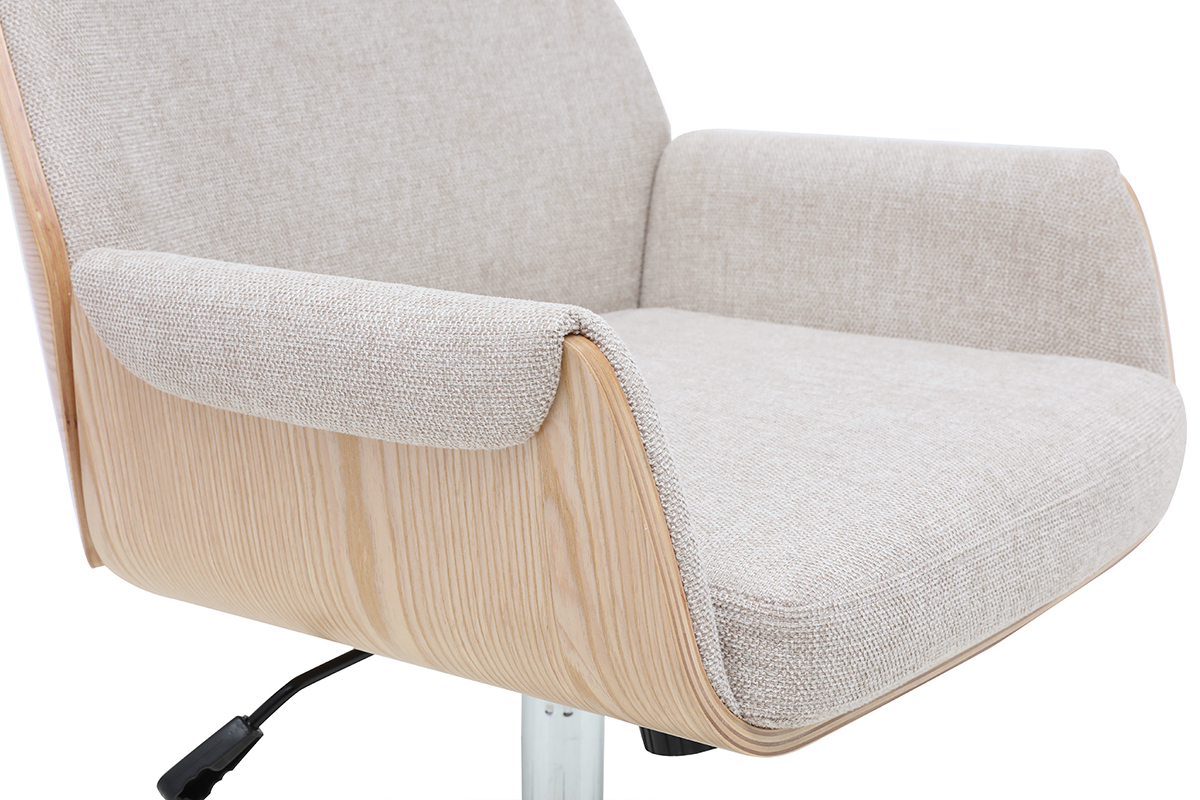 Chaise de bureau RIKKI en tissu velours beige et bois clair, vue rapproch�e de l'assise et des accoudoirs.