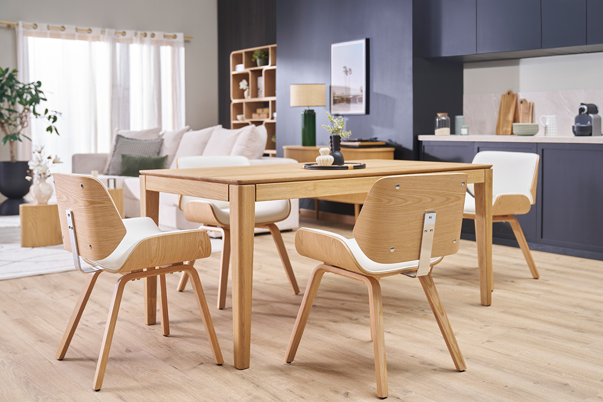 Salle  manger avec chaises design blanches et bois fonc RUBBENS autour d'une table en bois.