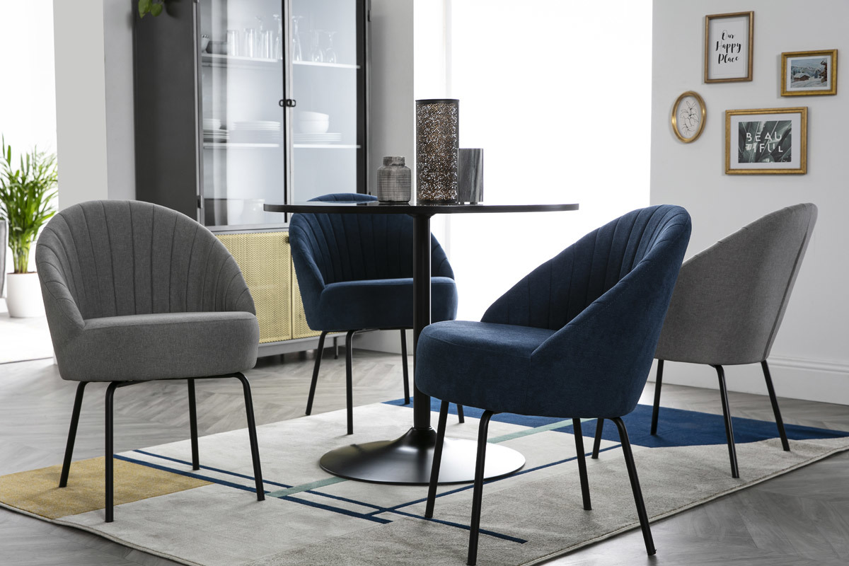 Chaise design effet velours bleu et m�tal noir IZAAC