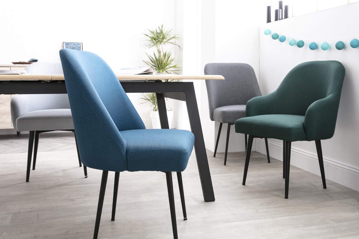 Chaise design en tissu bleu canard et pieds mtal noir LOV