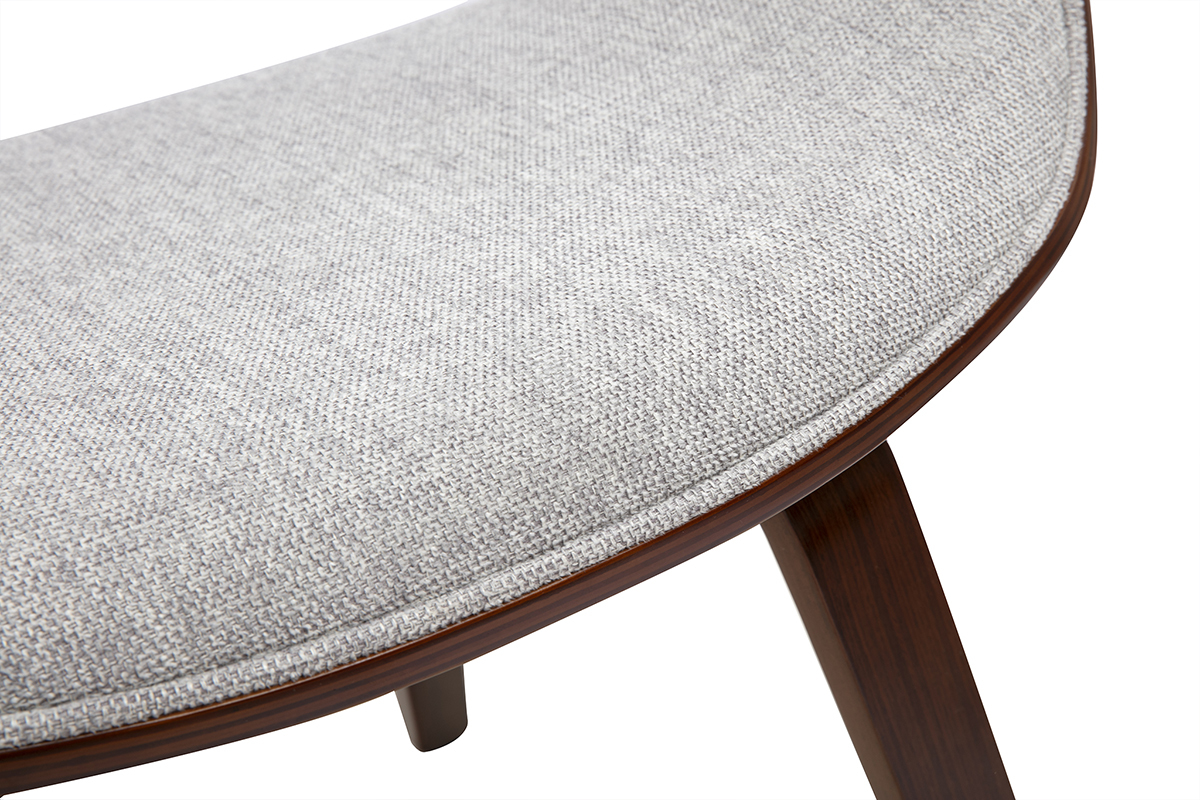 D�tail de la chaise ARAMIS avec assise en tissu gris et pi�tement en bois fonc�, vue de pr�s