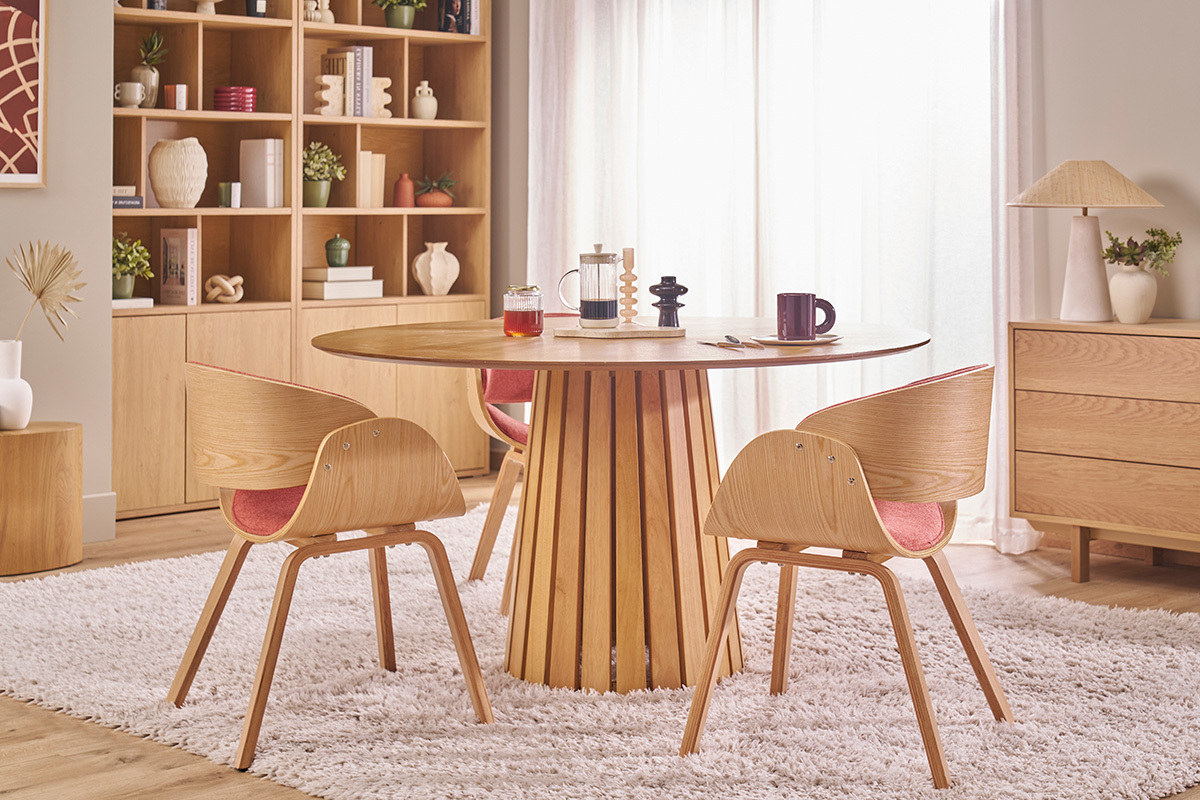 Chaise design BENT en tissu et bois clair, vue d'ensemble autour d'une table en bois.
