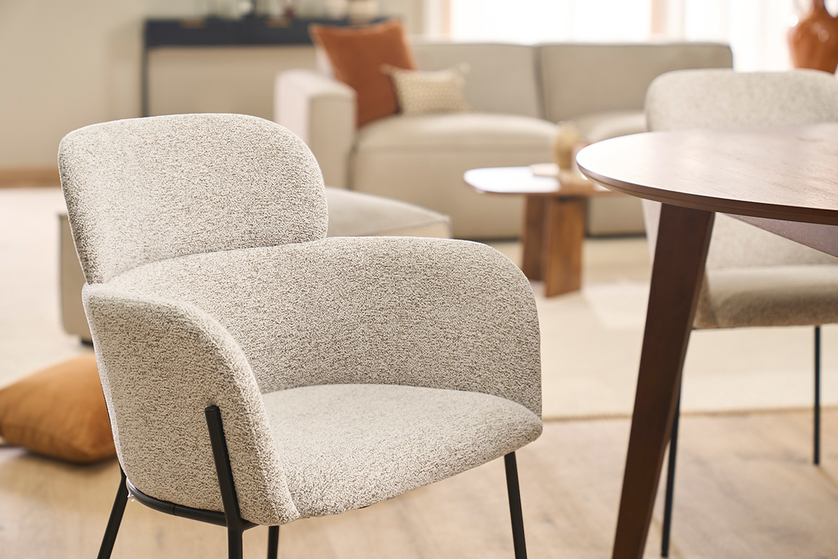 Chaise TULUM en velours chenille beige, pieds en m�tal noir, vue int�rieure.