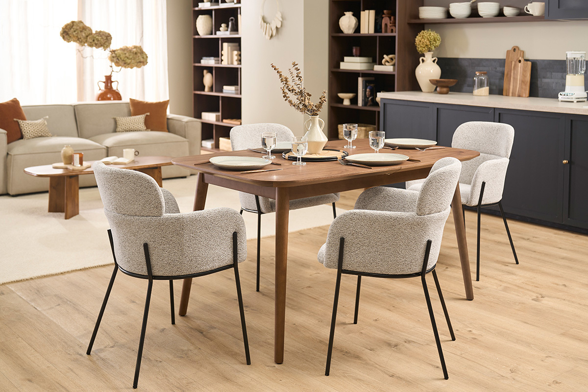 Chaises TULUM en tissu beige et m�tal noir autour d'une table en bois.