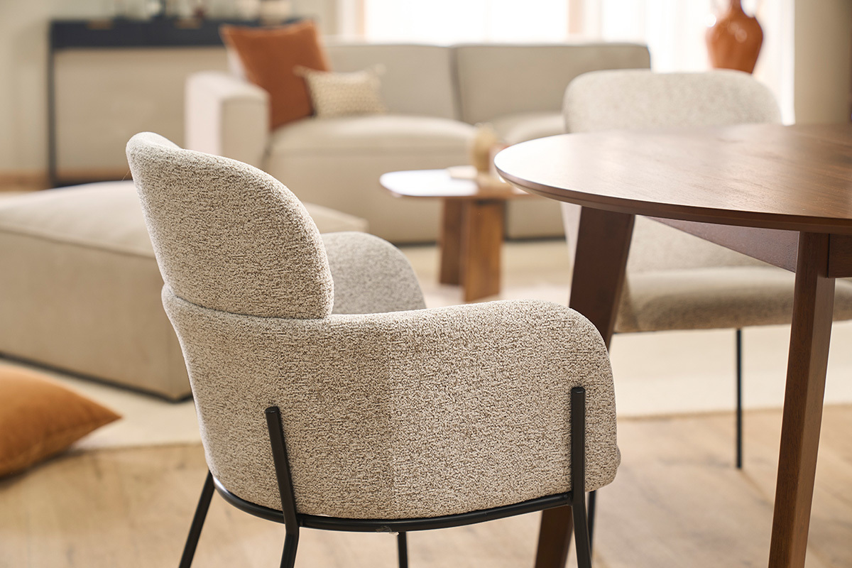 Chaise TULUM en velours beige avec pieds en m�tal noir, vue de dos, dans un int�rieur �l�gant.