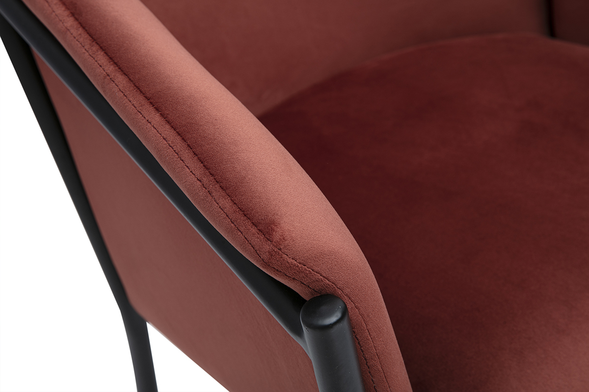 Chaise en tissu velours rouge tomette et mtal noir, design BRIANE.