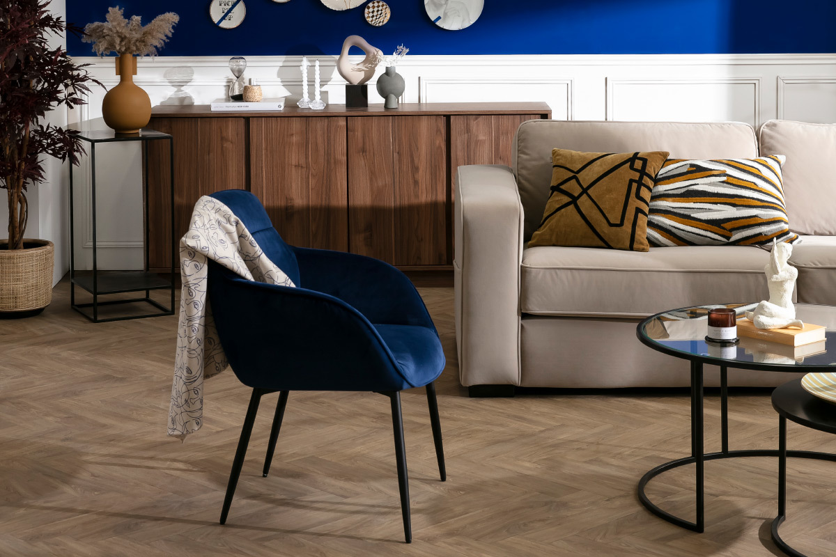 Chaise design noire en tissu velours et m�tal FRIDA