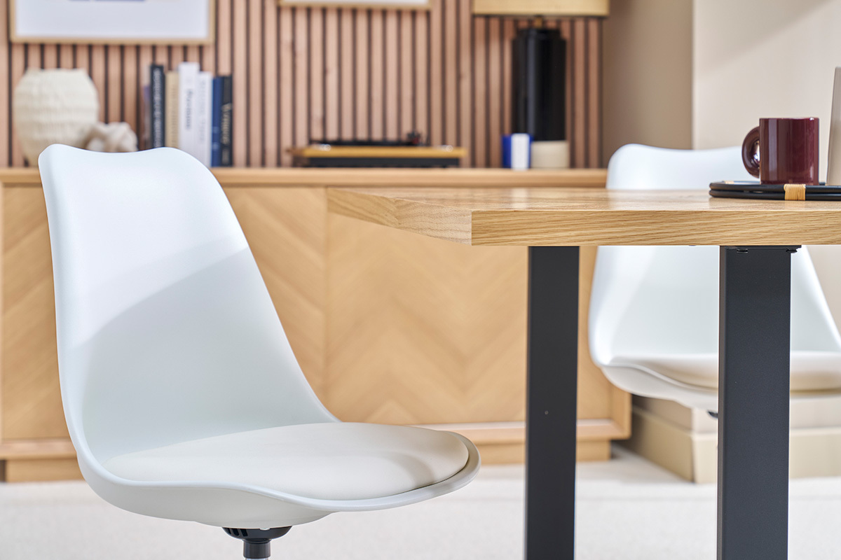 Chaise pivotante blanche STEEVY V2 prs d'une table en bois dans un intrieur moderne.