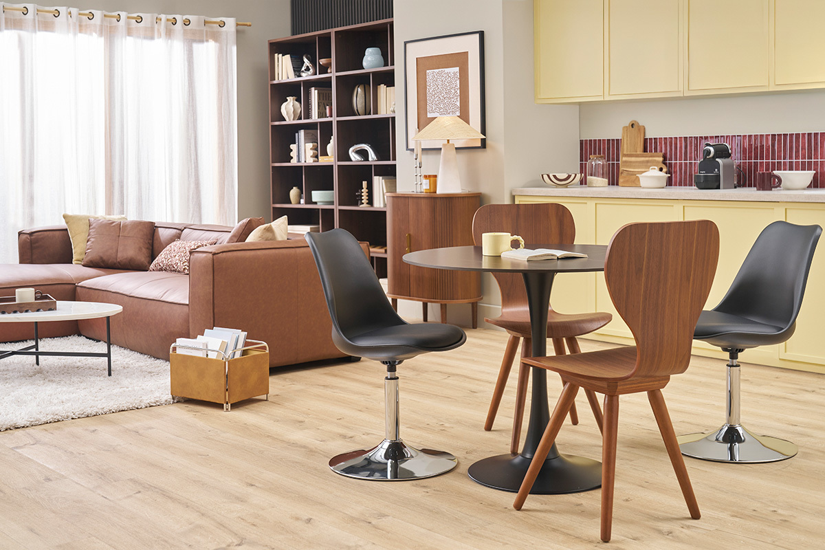 Chaise pivotante noire et mtal chrom STEEVY V2 dans un salon moderne.