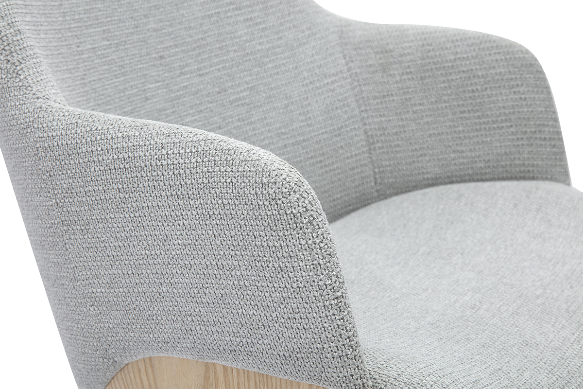 Vue d�taill�e de l'accoudoir et du dossier de la chaise EARL en tissu chenille gris avec bois clair.