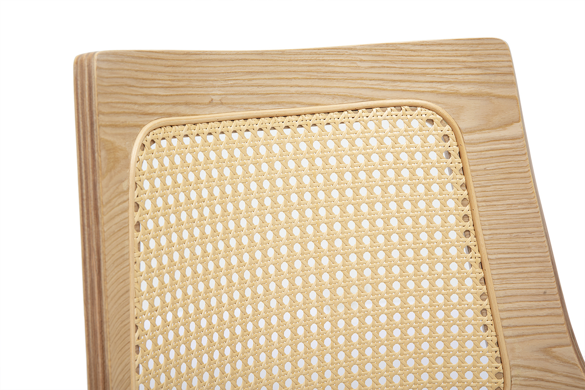 Dossier de chaise en bois clair avec cannage rotin, vue de pr�s sur la texture