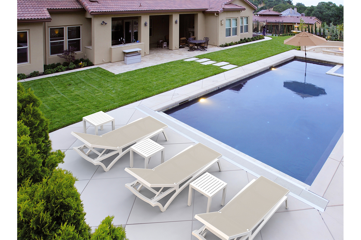 Chaise longue empilable blanc et taupe CORAIL