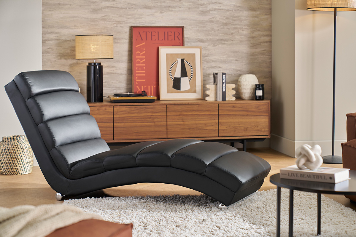 Chaise longue noire TAYLOR en mtal chrom dans un salon contemporain.