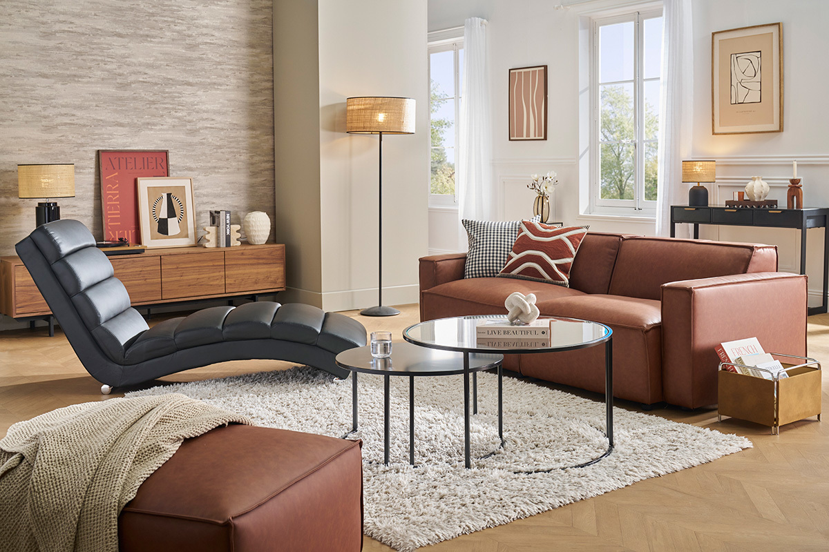 Chaise longue design noir TAYLOR en cuir et acier chrom dans un salon moderne.