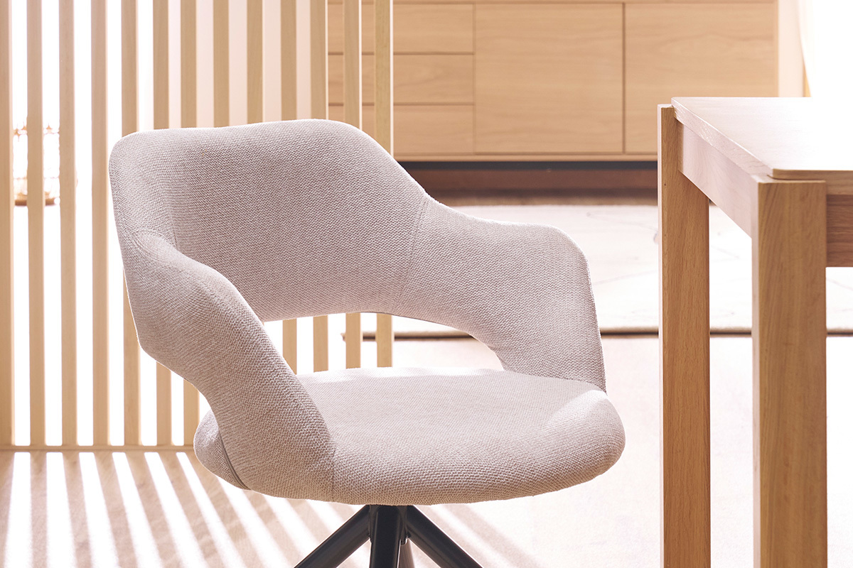 Chaise pivotante 360� en tissu effet velours textur� beige et m�tal noir JESSY