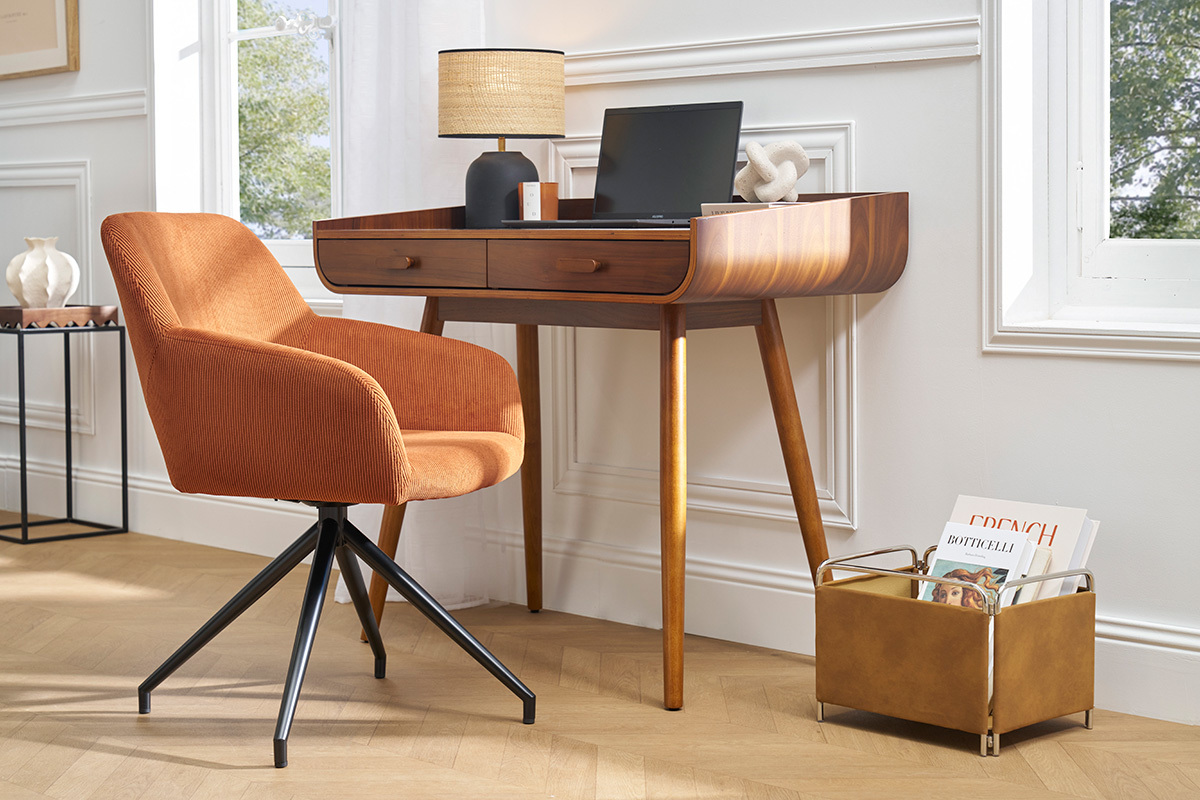 Chaise pivotante en velours c�tel� terre br�l�e avec bureau en bois moderne � c�t�.