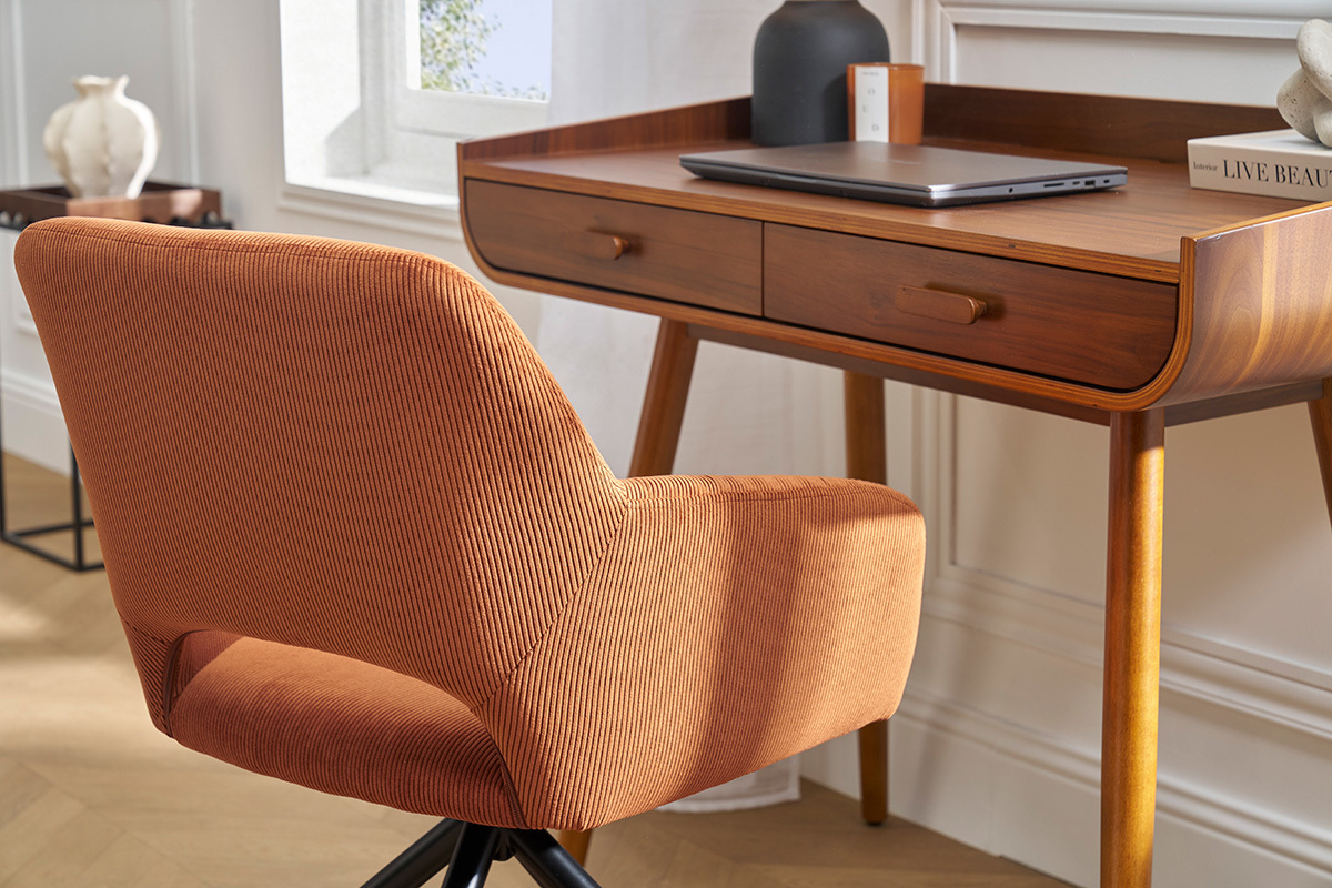 Chaise pivotante en velours c�tel� terre br�l�e devant un bureau en bois, vue arri�re.