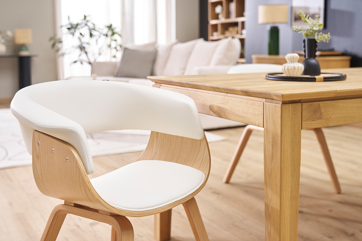 Chaise scandinave blanche et bois clair OKTAV vue de profil  ct d'une table en bois.