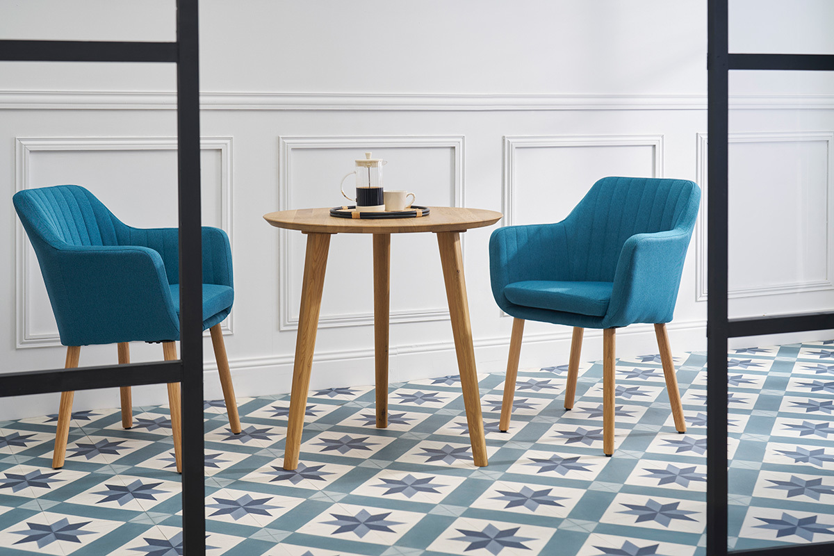 Deux chaises scandinaves ALEYNA en tissu bleu canard avec table en bois clair, vue d'ensemble.