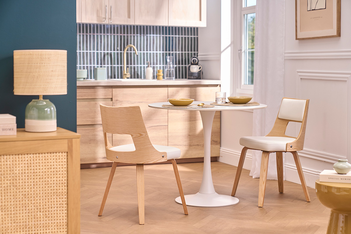Chaise scandinave blanches GARBO, vue de c�t� dans une salle � manger moderne.
