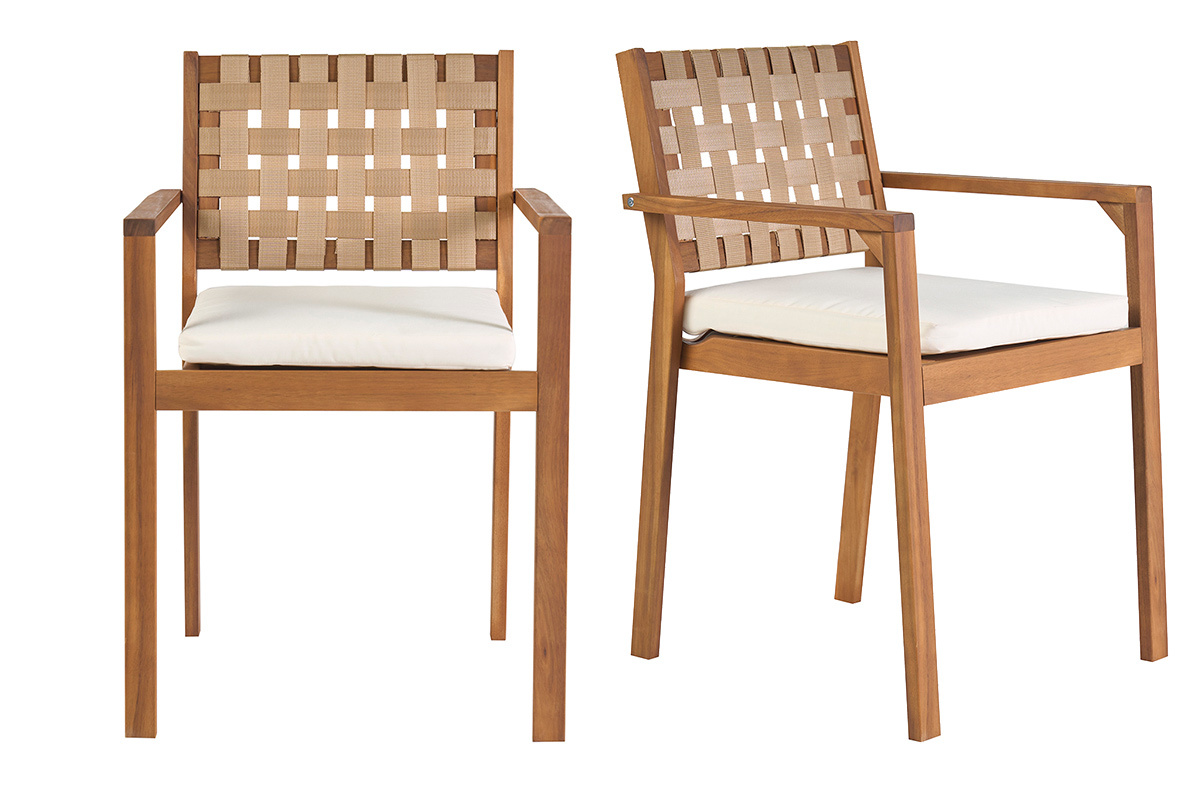 Chaises de jardin empilables en bois avec coussins blancs, vue de face et de c�t�.